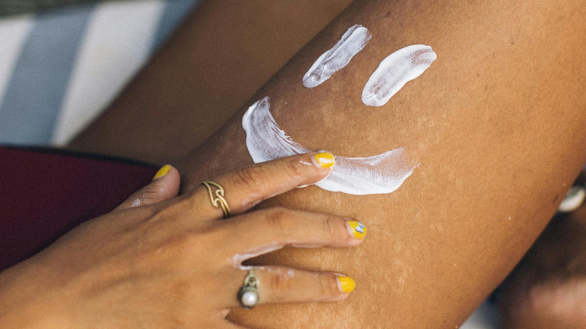 Aftersun: coccole rinfrescanti e idratazione naturale dalla testa ai piedi.